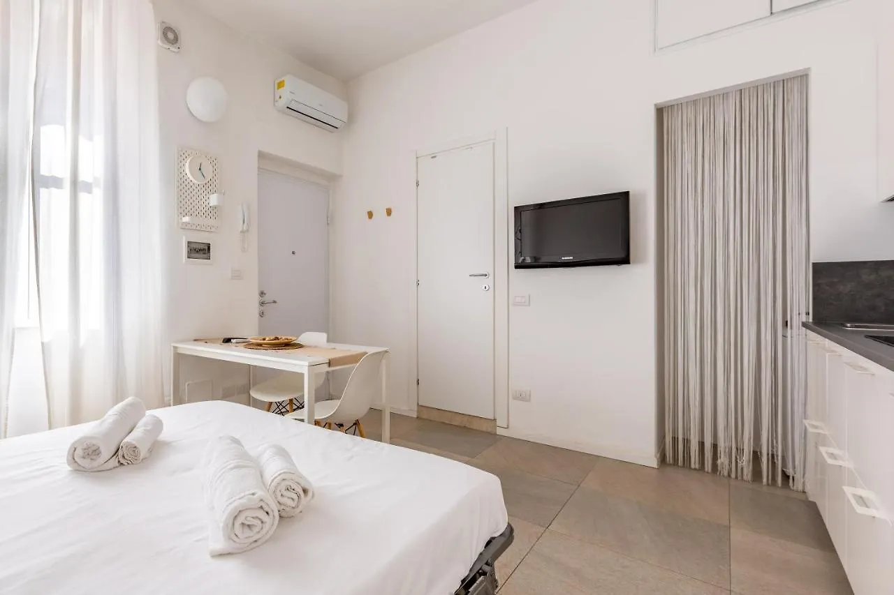 Cosy Studio With Shared Terrace! Milan 0*,  Italy